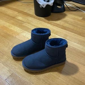 Size 6 only worn a handful of times! Navy short uggs